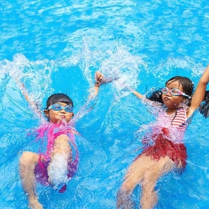 an-toan-cho-tre-em-tai-ho-boi-nhung-luu-y-cha-me-khong-the-bo-qua