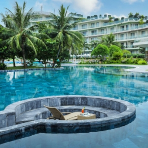 co-nen-su-dung-nuoc-gieng-de-bo-sung-cho-ho-boi