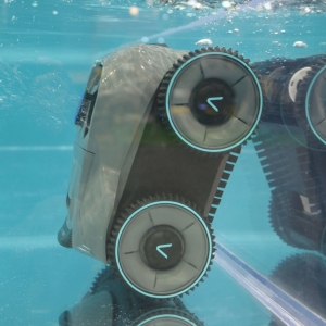 cac-li-do-ban-nen-su-dung-robot-ve-sinh-ho-boi